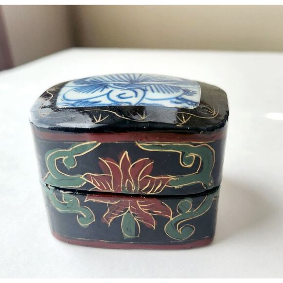 🦋Host Pick Chinese Lacquer Shard Box Blue White Porcelain Floral Black Lacquer - Picture 3 of 12